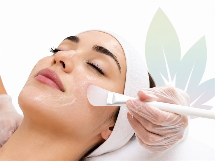 Aplicación de peeling enzimático facial